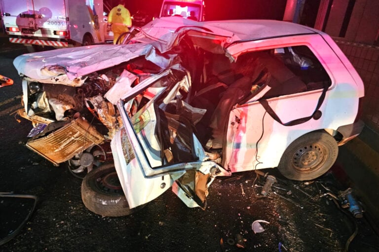  Carro bate em mureta de pedágio desativado e dois idosos morrem