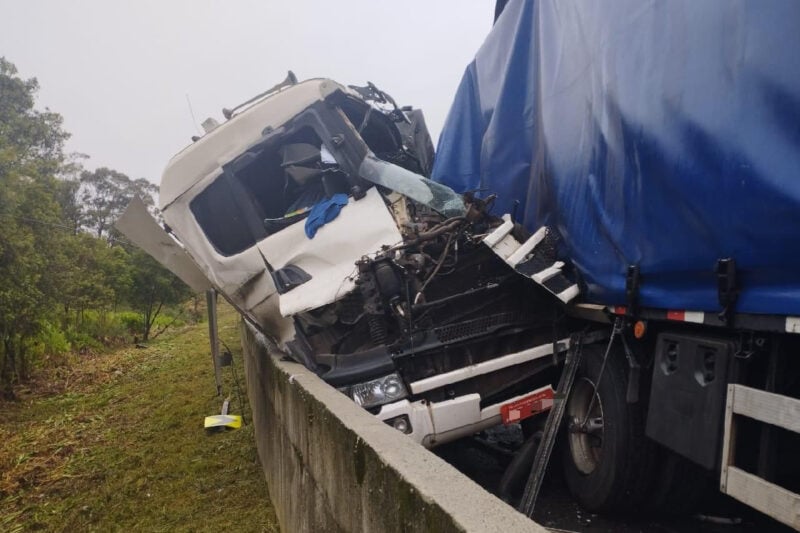  Engavetamento na BR-277 com 12 veículos deixa um morto e oito feridos