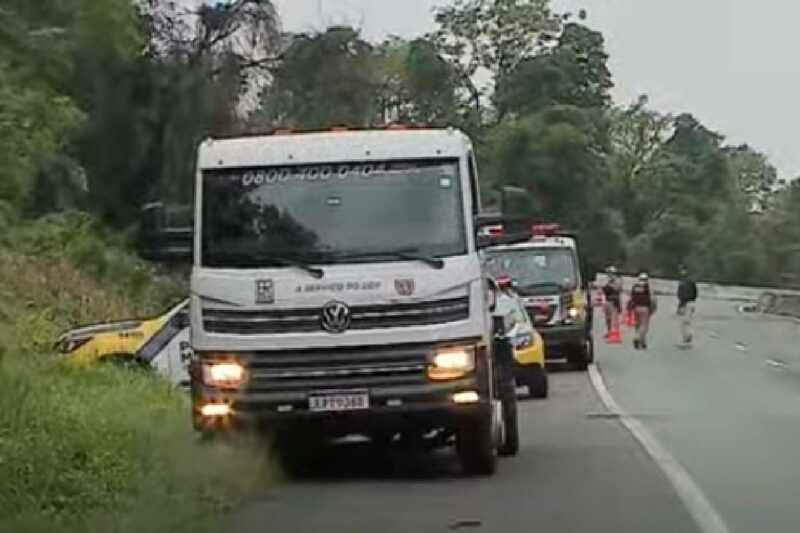  Caminhonete com cinco policiais capota: dois morrem