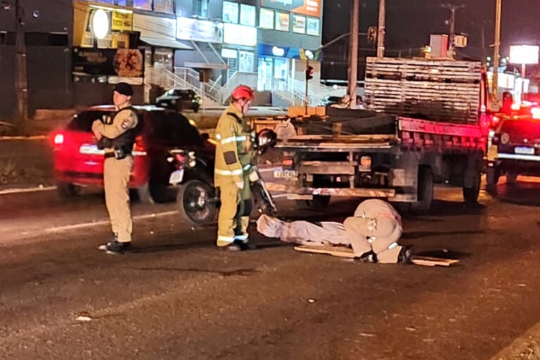  Moto bate em caminhão parado e passageira morre na hora