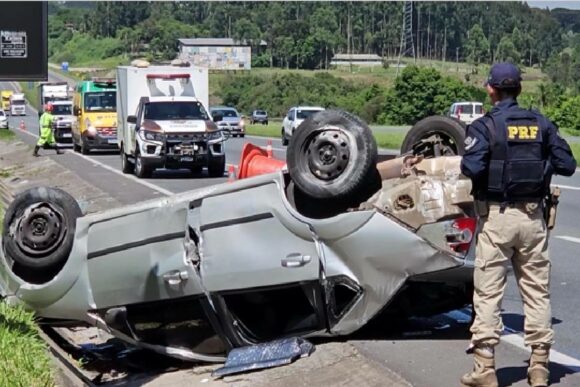  Acidente no Contorno Leste: carro capota e motorista morre na hora