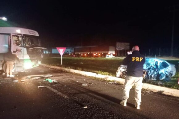  Motorista tem morte instantânea após bater em caminhão na BR-277