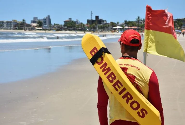  Bombeiros registram 17 afogamentos no fim de semana nas praias do Paraná