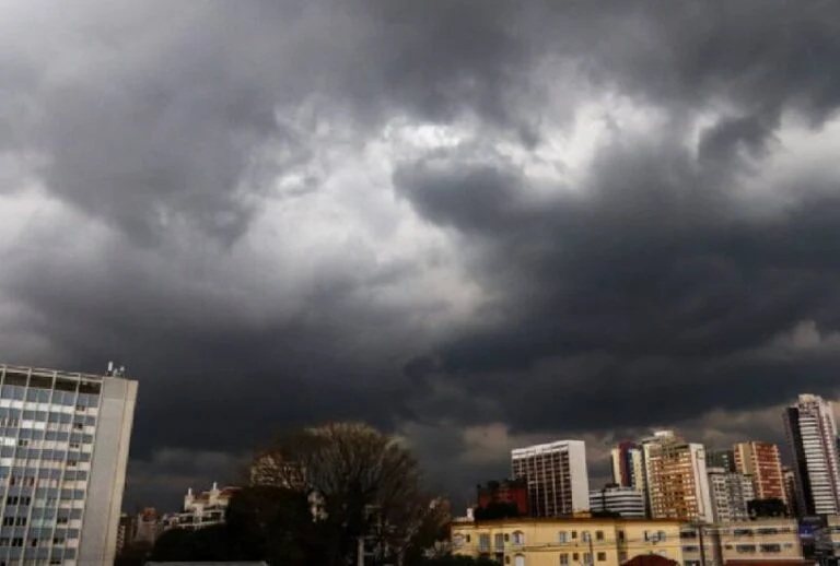  Alerta de tempestade no Paraná coloca mais de 350 cidades em risco