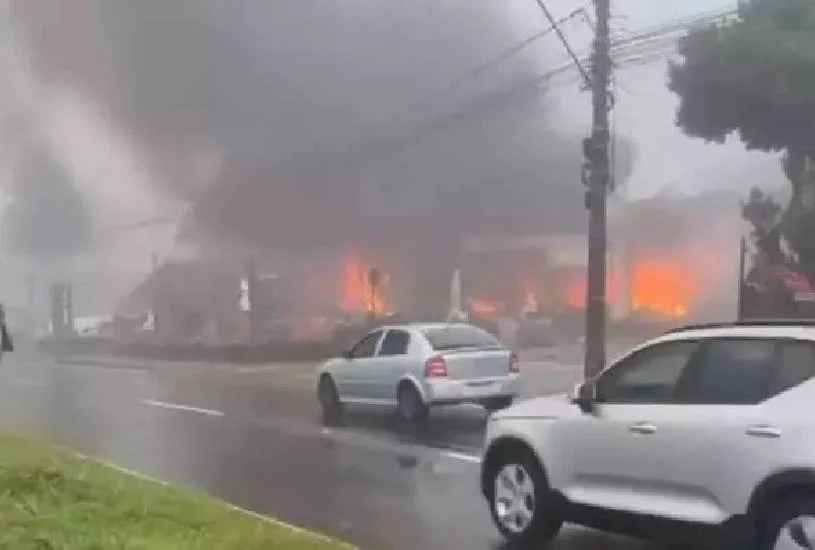  Avião cai sobre loja no centro de Gramado: imagens impressionam