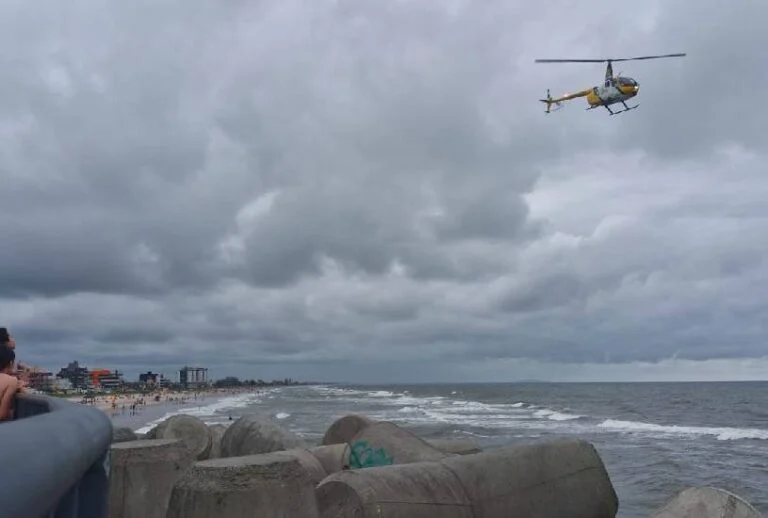  Bombeiros buscam por criança de 12 anos que desapareceu no mar