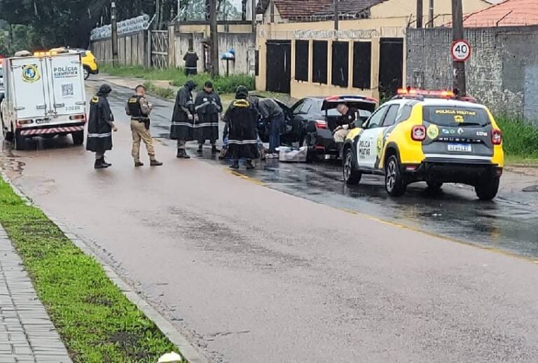  Suspeito em carro com alerta de roubo morre em confronto