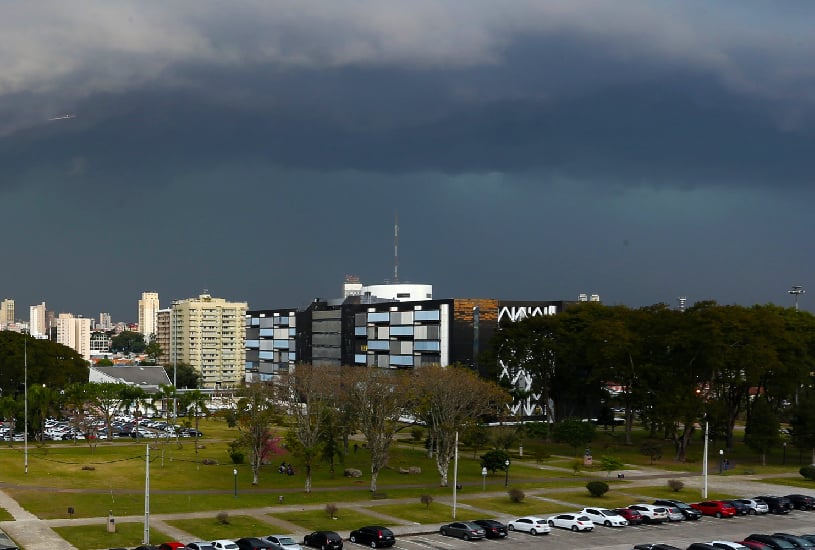  Alerta de tempestade e ventos de 60 km/h atingem cidades do Paraná