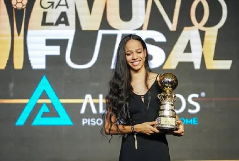 Atleta do Paraná ganha troféu de melhor jogadora de futsal mundial