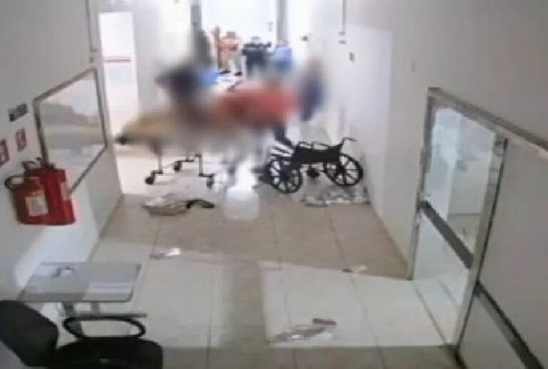 Camera flagra momento em que mulher esfaqueia homem em hospital