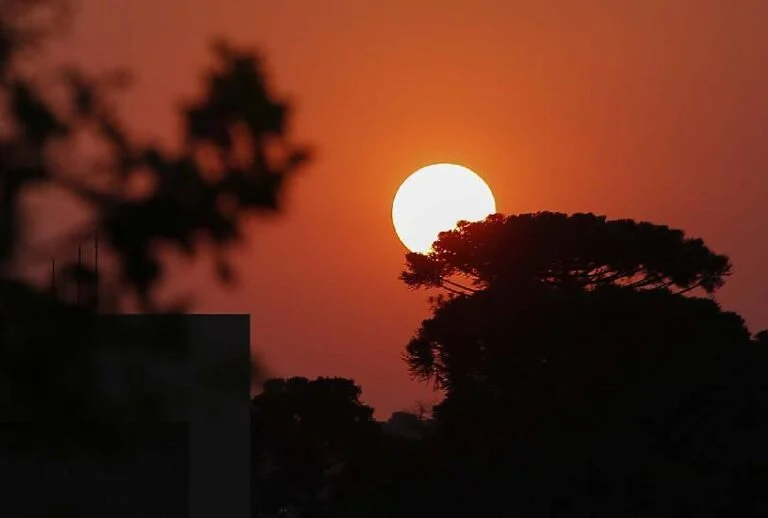 Verão começa com tempo abafado e risco de chuvas