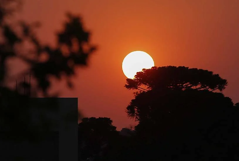  Verão começa com tempo abafado e risco de chuvas