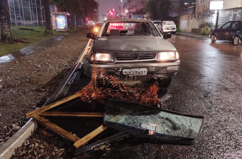  Casal de idosos sofre acidente ao bater em manilha mal sinalizada no bairro Santa Quitéria, em Curitiba