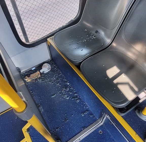  Homem é preso após quebrar vidros de ônibus Inter 2 no Terminal do Carmo, em Curitiba