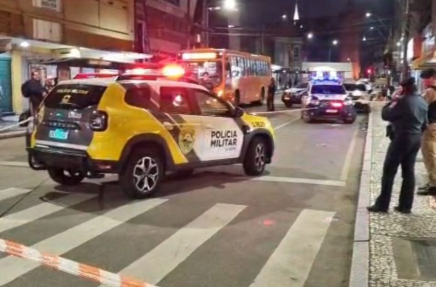  Tiroteio em rua central de Curitiba termina com homem morto: polícia investiga acerto de contas