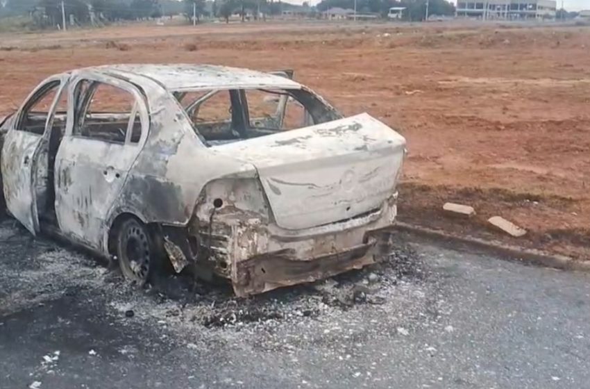  Carro é incendiado e completamente destruído no Jardim Veneza, em Fazenda Rio Grande