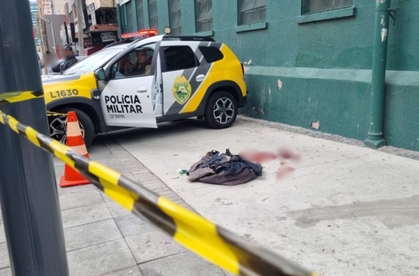 Homem é esfaqueado após discussão no Centro de Curitiba; suspeito está foragido