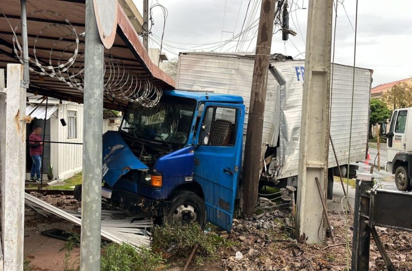 Caminhão invade casa e causa apagão no bairro Cajuru, em Curitiba