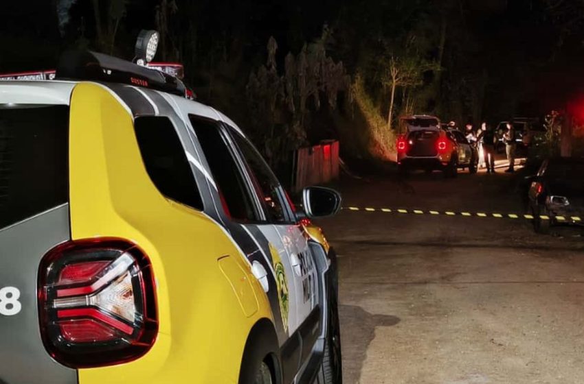 Homem armado morre em confronto com a PM após gritos de socorro assustarem moradores em Curitiba