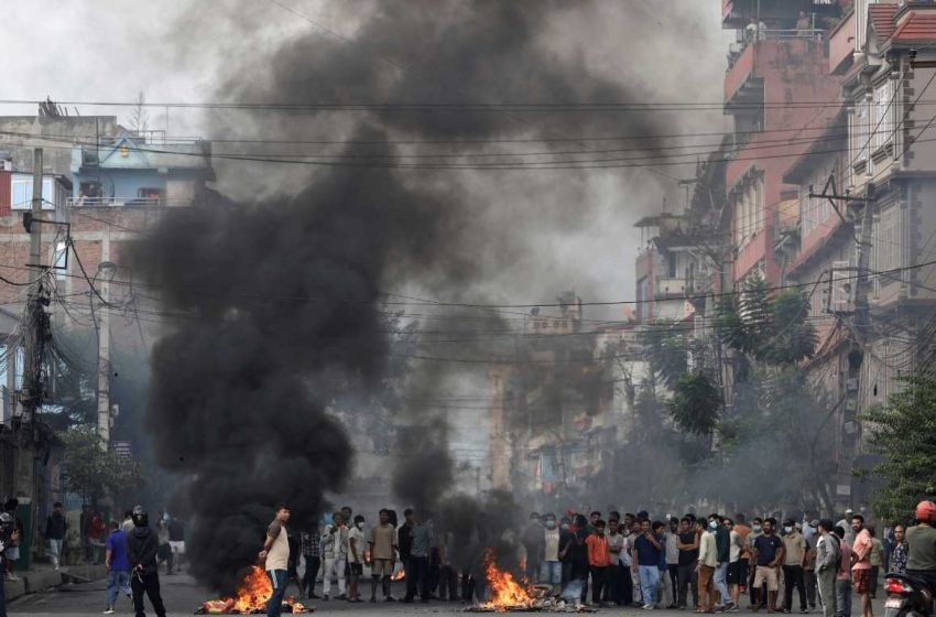 Esposa de ex-primeiro-ministro do Nepal é morta queimada durante violentos protestos em Katmandu