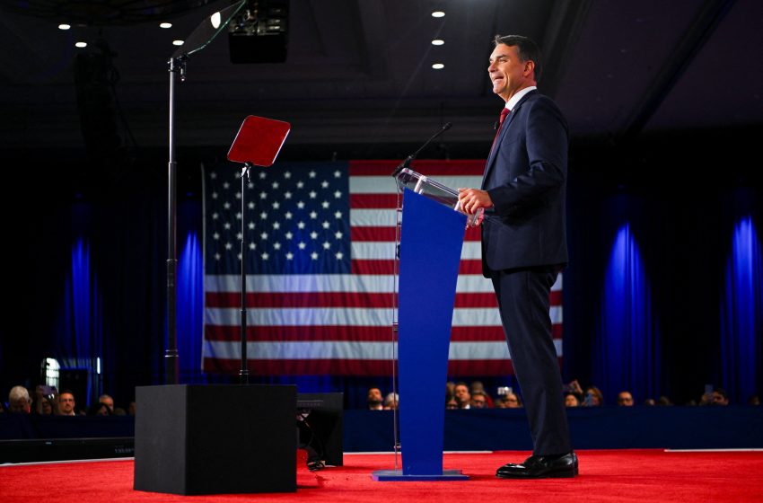  Flávio Bolsonaro viaja aos EUA e pode se reunir com Donald Trump