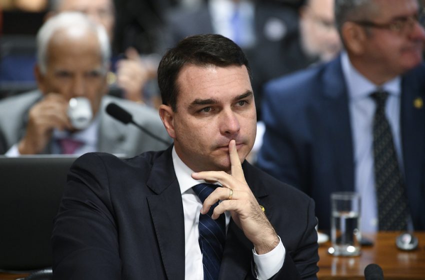  Flávio Bolsonaro acusa PT de tentar barrar CPI do Banco Master; partido reage e passa a apoiar investigação