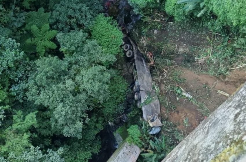  Mulher que morreu após caminhão cair de viaduto na BR-277 é retirada após operação de resgate