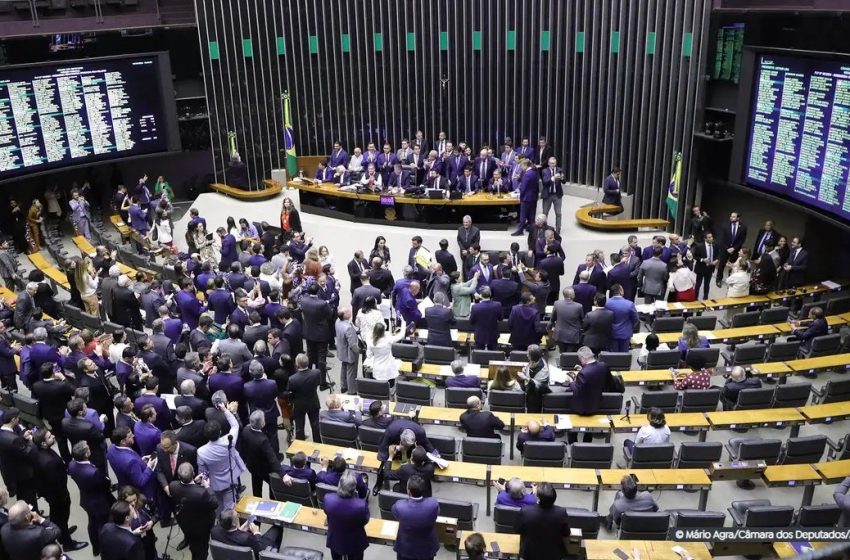  Bancada do Paraná vota majoritariamente a favor do fim da escala 6×1 na Câmara