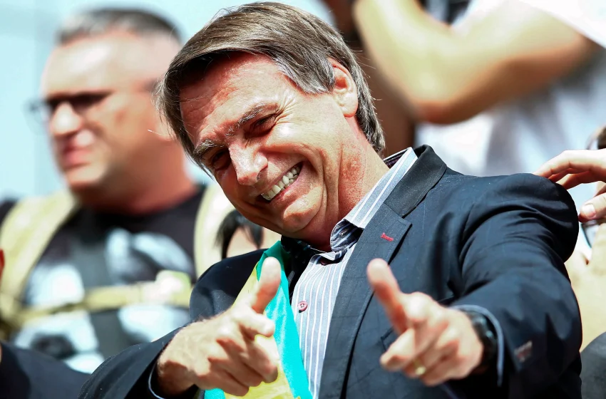  Polícia Civil pede autorização ao STF para intimar Bolsonaro sobre arma apreendida com segurança