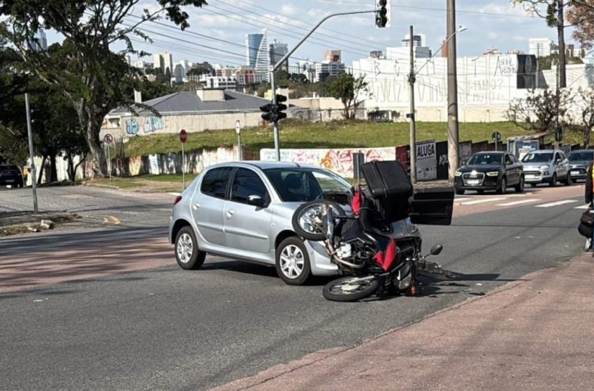  Motoboy fica ferido após colisão com carro em cruzamento do Bom Retiro, em Curitiba
