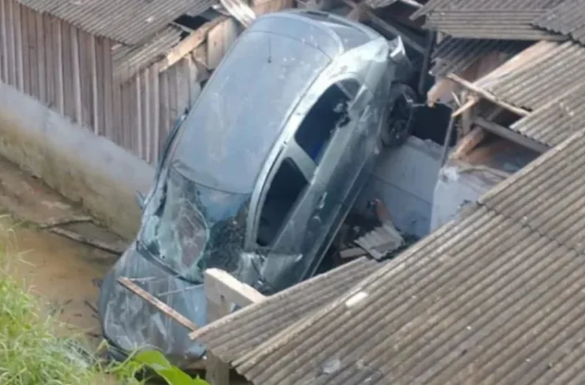  Carro perde o controle e invade residência durante a madrugada