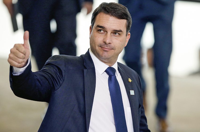  Flávio Bolsonaro nega relação entre investigação em São Paulo e filme sobre Jair Bolsonaro