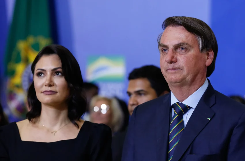  Declaração de Michelle Bolsonaro sobre prisão domiciliar de Jair Bolsonaro gera repercussão nas redes sociais