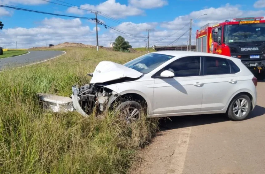  Motorista fica ferido após carro atingir poste e provocar interdição na CIC