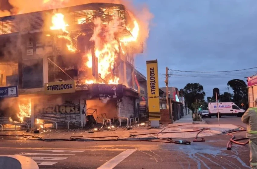  Incêndio destrói loja de roupas no Xaxim e imóvel corre risco de desabar