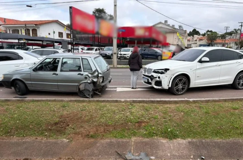  Motorista capota carro após sequência de colisões e batida contra árvore no bairro Uberaba, em Curitiba