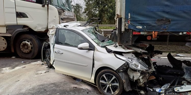  Engavetamento com duas carretas e dois carros deixa cinco feridos na BR-116