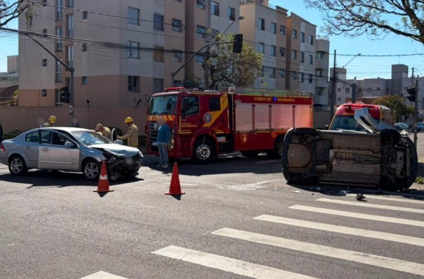 Acidente entre dois carros termina em capotamento e deixa duas pessoas feridas no Portão