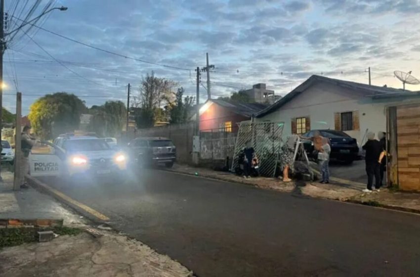 Motorista embriagado e sem CNH bate carro em muro e tenta fugir com ex-mulher grávida e filhos