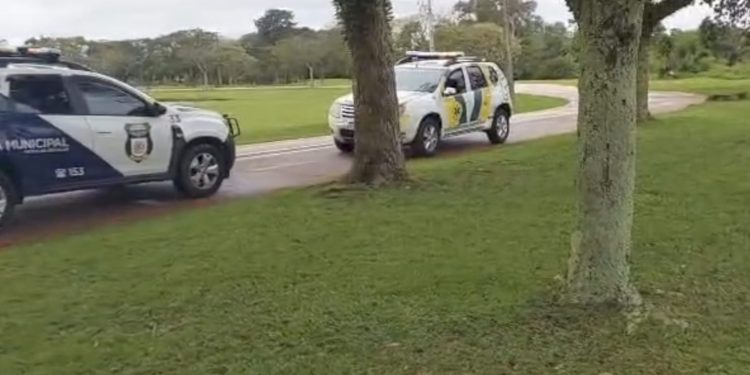  Homem é socorrido em estado grave após ser agredido e atravessar lago a nado