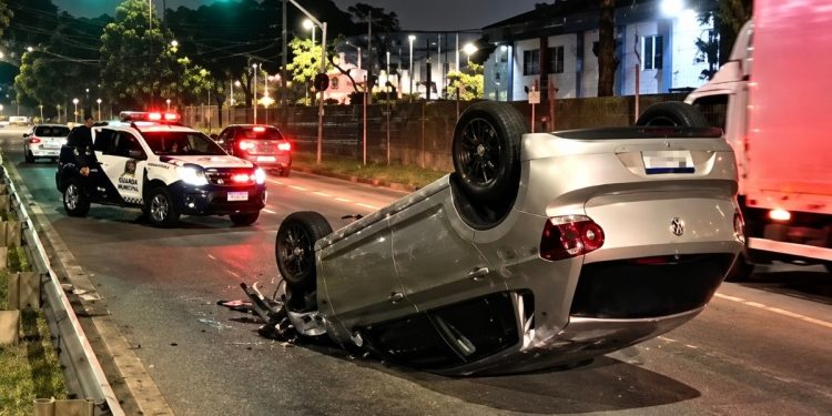  Carro capota após colisão na Linha Verde, em Curitiba