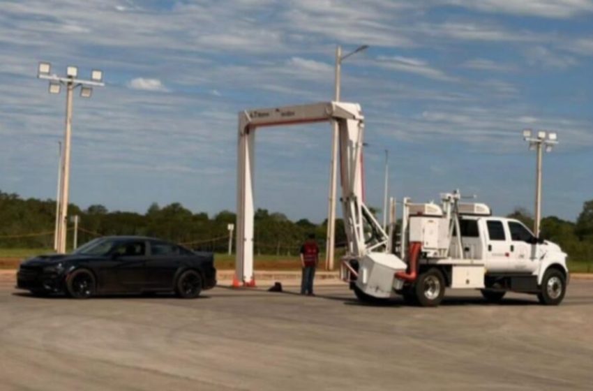  Raio-X revela fundos falsos em carros de luxo usados em esquema de contrabando de medicamentos