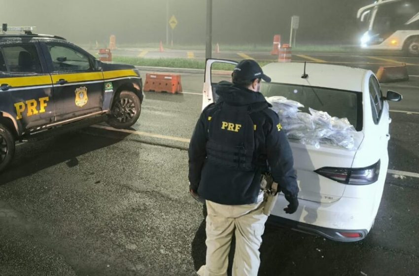  Adolescente tenta fugir da PRF, perde controle de carro e é apreendido com 31 kg de haxixe