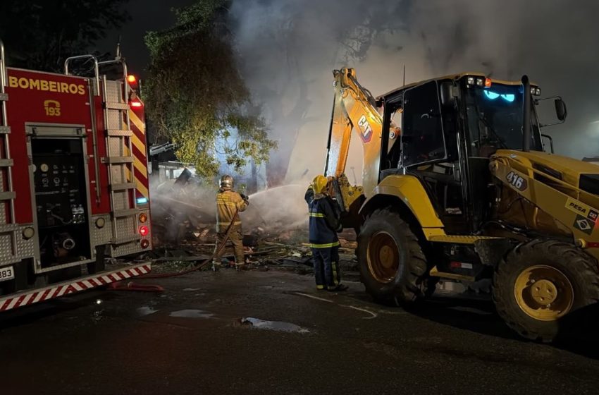  Corpo de idoso é encontrado em meio aos escombros de casa destruída por incêndio no Boqueirão