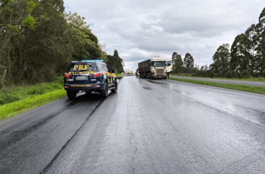  BR-376 é interditada após derramamento de óleo provocado por colisão entre carretas