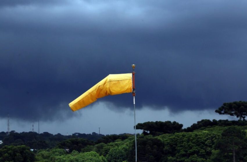  Frente fria avança pelo Paraná e provoca tempestades com ventos de até 100 km/h